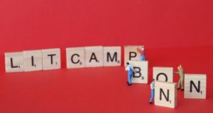 Scrabblesteine mit dem Wort Literaturcamp